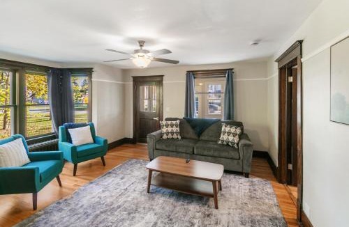Libertyville House | Warm 5 bed Libertyville Getaway Close to Navy Base