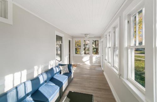 Libertyville House | Warm 5 bed Libertyville Getaway Close to Navy Base