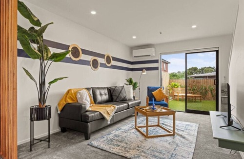 Henderson House | Warm and Bright 2 Bed Townhouse