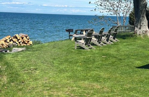 Wilson Cottage | Warm and Cozy Home on Lake Ontario