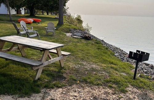 Wilson Cottage | Warm and Cozy Home on Lake Ontario