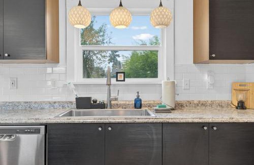 Hough House | Warm and Inviting 3BR Craftsman with Big Kitchen