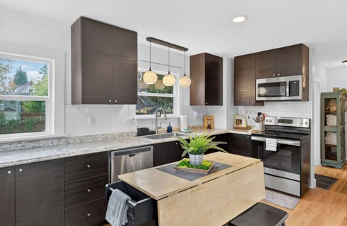 Hough House | Warm and Inviting 3BR Craftsman with Big Kitchen