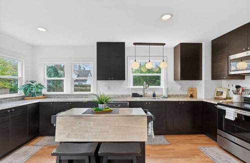 Hough House | Warm and Inviting 3BR Craftsman with Big Kitchen