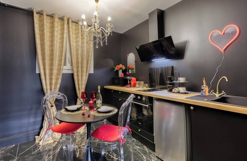 Corbeil-Essonnes Apartment | Warm and romantic relaxation area