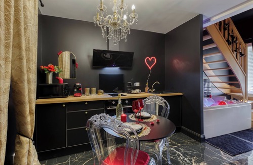 Corbeil-Essonnes Apartment | Warm and romantic relaxation area