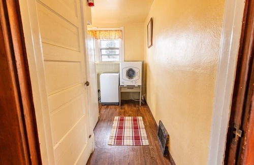 Laramie House | Warm and Welcoming 2 Bedroom 2 Blocks from UWYO