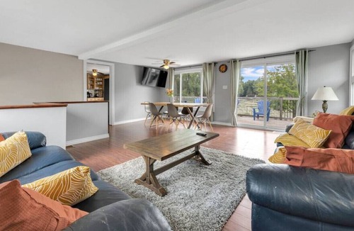 Peterborough House | Warm Casa by the Bay✦Sunroom✦Balcony✦BBQ & Grill!