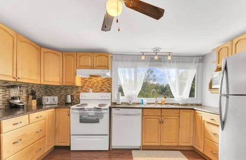 Peterborough House | Warm Casa by the Bay✦Sunroom✦Balcony✦BBQ & Grill!