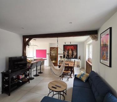 Bonce House | Warm country house with large garden