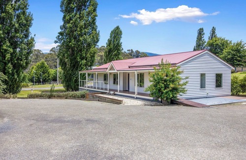 Buxton House | Warm Country Side Home