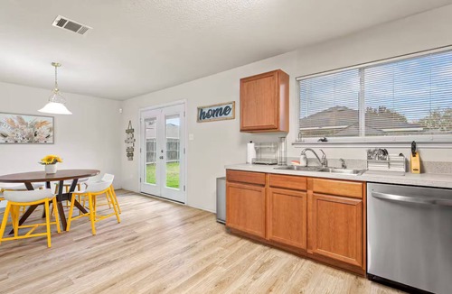 Handley House | Warm Cozy 3BR/2BA Fort Worth NRH Home - Cul-de-Sac