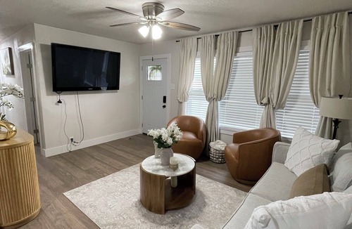 San Antonio House | Warm & Cozy Charming 3-bedroom house with WiFi and AC in fabulous San Antonio