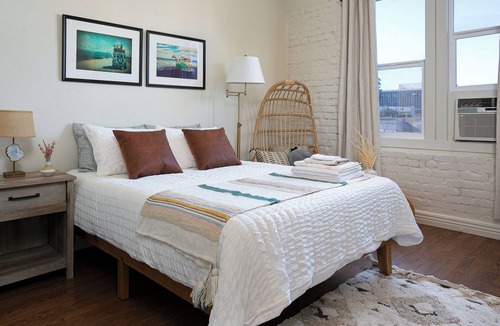 Westlake Hotel | Warm & Cozy Escape Near DTLA