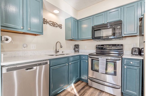 West End Apartment | Warm & Cozy! | Off-street Parking