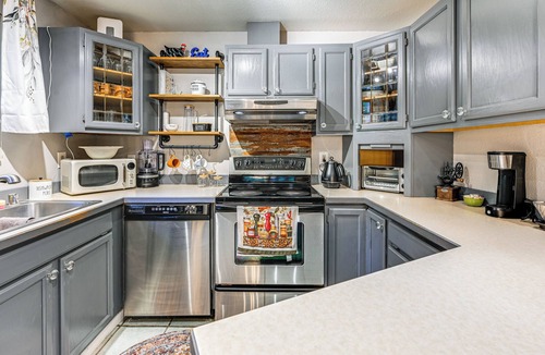 Rainier Cabin | Warm & Cozy Riverfront Cabin in Rainier