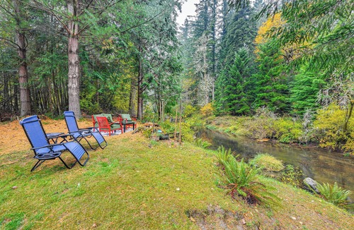 Rainier Cabin | Warm & Cozy Riverfront Cabin in Rainier