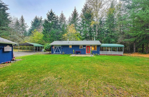 Rainier Cabin | Warm & Cozy Riverfront Cabin in Rainier