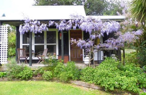 Aongatete Bed & Breakfast | Warm Earth Cottages