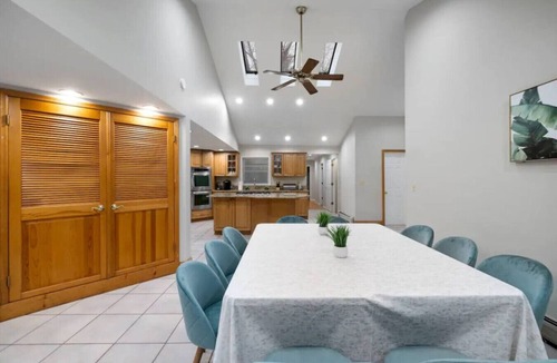 Town of Ramapo House | Warm Family Home with Fireplace, Theatre & Games