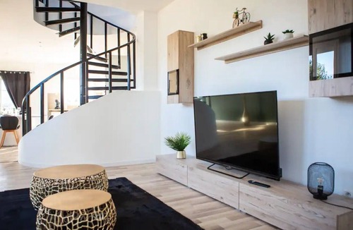 Miroir - Batignolles House | Warm house with garden near train station