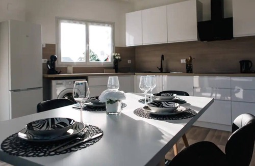 Miroir - Batignolles House | Warm house with garden near train station