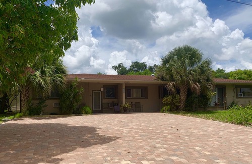Warm Mineral Springs Apartment | WARM MINERAL SPRINGS MODERN WATERFRONT STUDIO