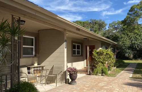 Warm Mineral Springs Apartment | WARM MINERAL SPRINGS MODERN WATERFRONT STUDIO