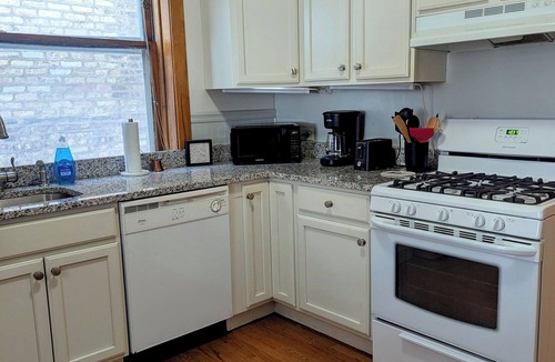 North Center Apartment | Warm Modern 2BR Walkable Roscoe Village