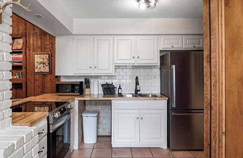 Uncertain House | Warm, Rustic Lodge with private dock access steps away, featuring a firepit, outdoor dining, and cornhole for laid-back nights.
