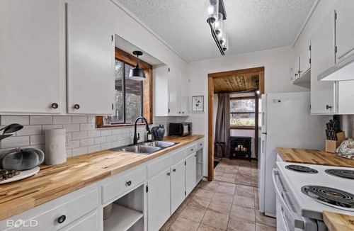 Uncertain House | Warm, Rustic Lodge with private dock access steps away, featuring a firepit & picnic table for outdoor dining