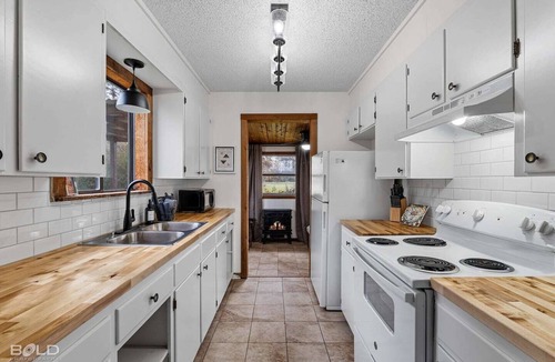 Uncertain House | Warm, Rustic Lodge with private dock access steps away, featuring a firepit & picnic table for outdoor dining