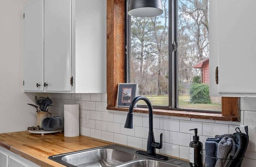 Uncertain House | Warm, Rustic Lodge with private dock access steps away, featuring a firepit & picnic table for outdoor dining