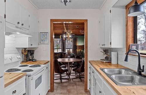 Uncertain House | Warm, Rustic Lodge with private dock access steps away, featuring a firepit & picnic table for outdoor dining
