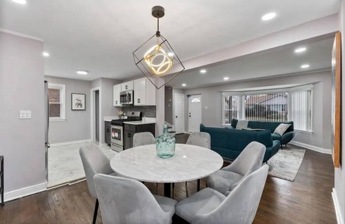 Calumet Heights House | Warm & Spacious 4BR Home Long Stays Welcome