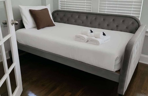 East Albany Park Apartment | Warm & Stylish 2BR Apt