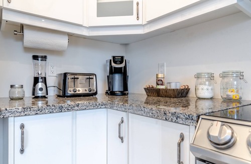 County of Brant House | Warm & Stylish Winter Getaway | Luxury 4BR Home | Spotless | 100% Private