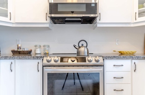 County of Brant House | Warm & Stylish Winter Getaway | Luxury 4BR Home | Spotless | 100% Private