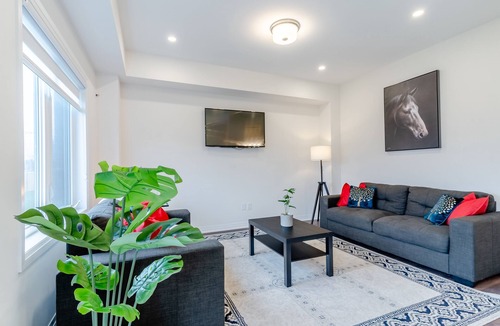 County of Brant House | Warm & Stylish Winter Getaway | Luxury 4BR Home | Spotless | 100% Private