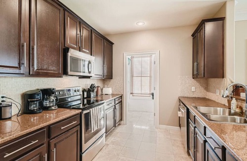 West Campus Apartment | Warm Suburban 3BR Townhome near DT