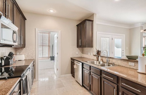 West Campus Apartment | Warm Suburban 3BR Townhome near DT