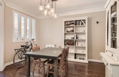 West Campus Apartment | Warm Suburban 3BR Townhome near DT