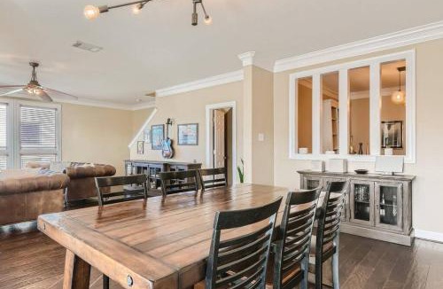 West Campus Apartment | Warm Suburban 3BR Townhome near DT