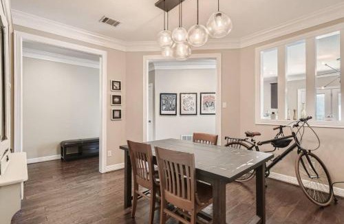 West Campus Apartment | Warm Suburban 3BR Townhome near DT