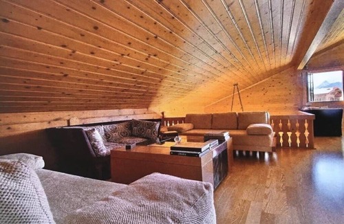Schoenried Apartment | Warm Timbers Flat With Generous Living Area