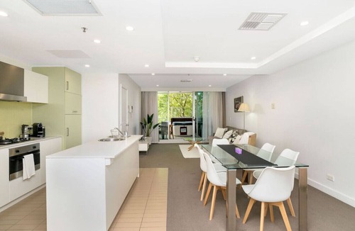 Glenelg Apartment | Warm Waves - Beach Pool Home