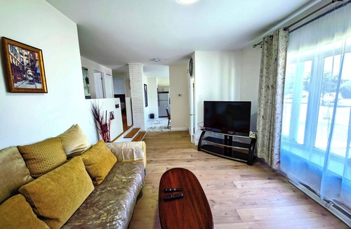 Saint-Hubert House | Warm Welcome Home. 15 min to Montreal, spacious and comfortable, free parking
