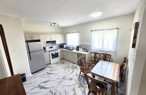 Saint-Hubert House | Warm Welcome Home. 15 min to Montreal, spacious and comfortable, free parking