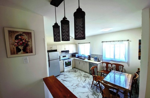 Saint-Hubert House | Warm Welcome Home. 15 min to Montreal, spacious and comfortable, free parking
