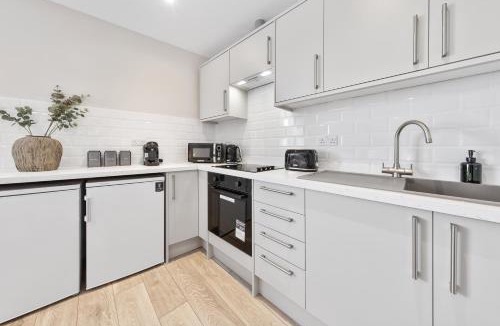 Southgate Green Apartment | Warm & Welcoming Stay I Fast Access to Central